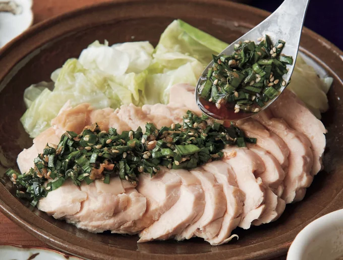 にらだれでキャベツもたっぷり食べられる「レンジ蒸しどりにらだれがけ」