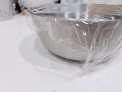 ラップが容器にくっつかない…そんなプチストレスを解消する「100均グッズ」を発見