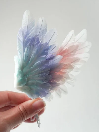 美しい色合いの翼かんざし▶違うカラーの翼かんざしも美しい！（⇒次へ）