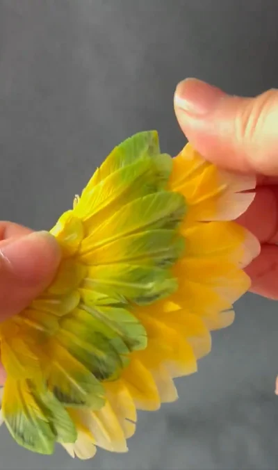 明るい気分になれる翼かんざし▶桜のつぼみも本物そっくりです（⇒次へ）