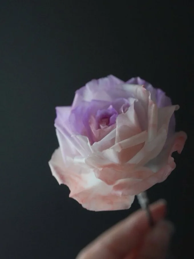 花びら一枚一枚美しい樹脂粘土の薔薇▶どの作品も見惚れてしまいます（⇒次へ）