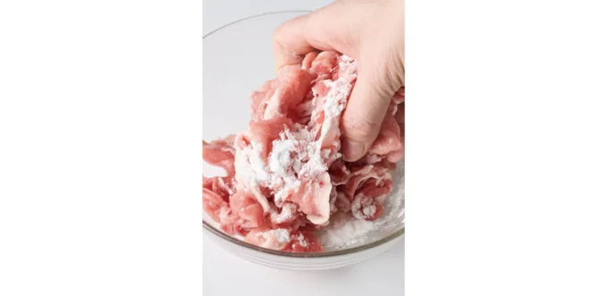豚こまは炒める前に片栗粉をまぶすのがポイント