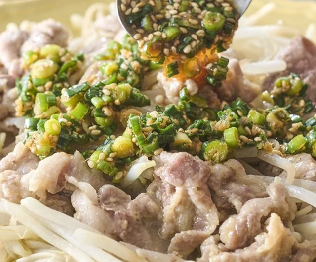 10分でできる豚こまレシピ！ねぎだれがあと引く「豚もやしのレンジ蒸し」