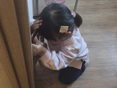 斬新すぎる2歳児の全力かくれんぼ！「これじゃ頭隠して尻隠さず」「可愛い過ぎて探せない」