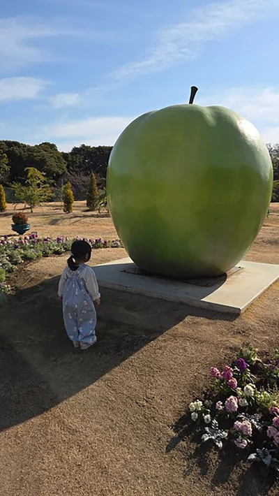 でっかいりんごに呆然▶少し慣れてくると…（⇒次へ）