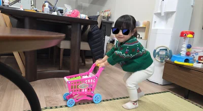 サンタさんからのプレゼントを楽しむ▶夢中になって…（⇒次へ）