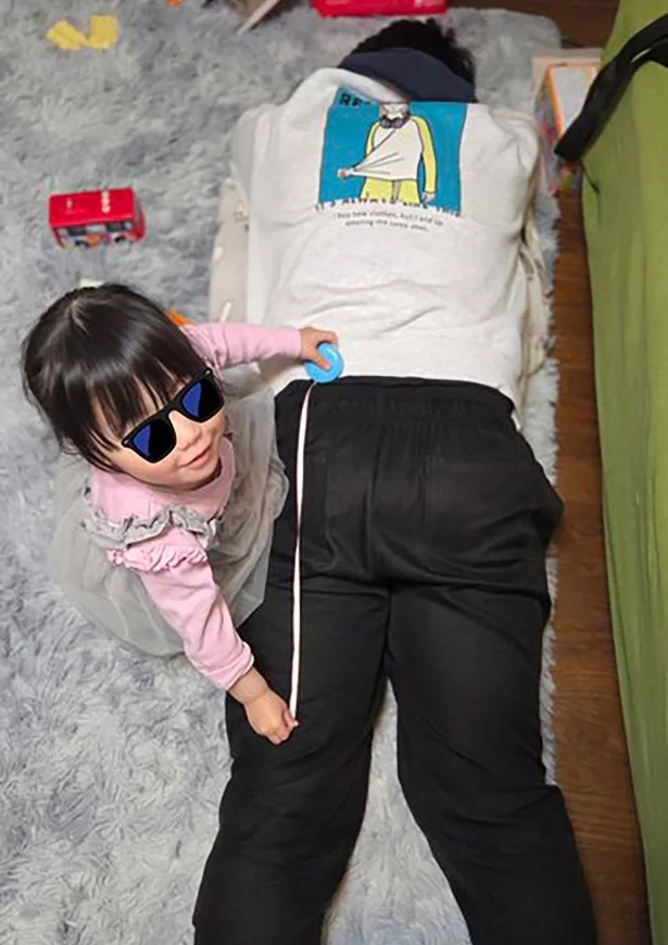 伯父さんのおしりのサイズを測る▶旅行を満喫（⇒次へ）