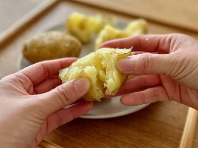 粗熱をとったら、手でざっくりと割っていきます