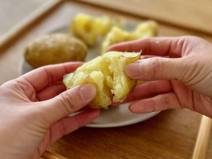 粗熱をとったら、手でざっくりと割っていきます