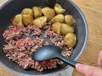 合いびき肉は大きくくずしながら火が通るまで炒めます