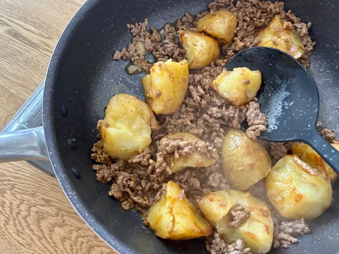 調味料をなじませます