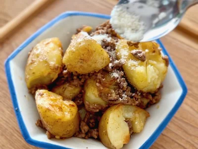 お皿に盛ったら、仕上げに粉チーズと青のりをかけます