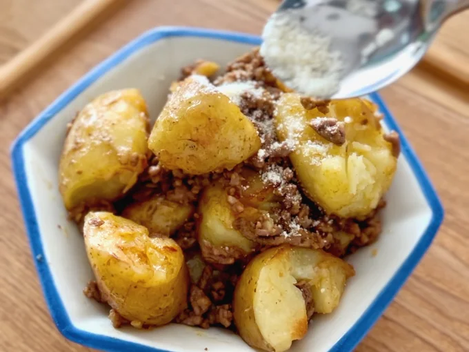 お皿に盛ったら、仕上げに粉チーズと青のりをかけます