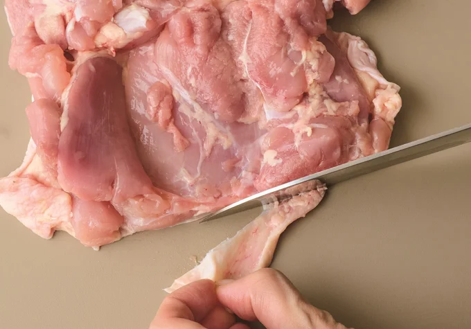 とり肉は、余分な脂肪を取ってカロリーダウン。気になる人は皮もはずせばさらにカットできる