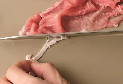 肉の脂身が気になる人は、多いところだけカットしても。