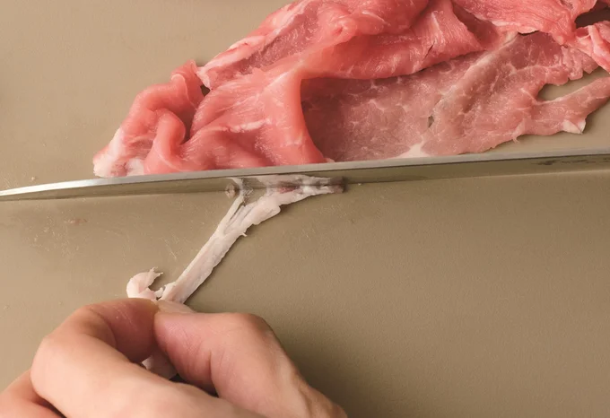 肉の脂身が気になる人は、多いところだけカットしても。