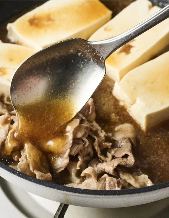 スプーンで煮汁を回しかけながら約5分煮る