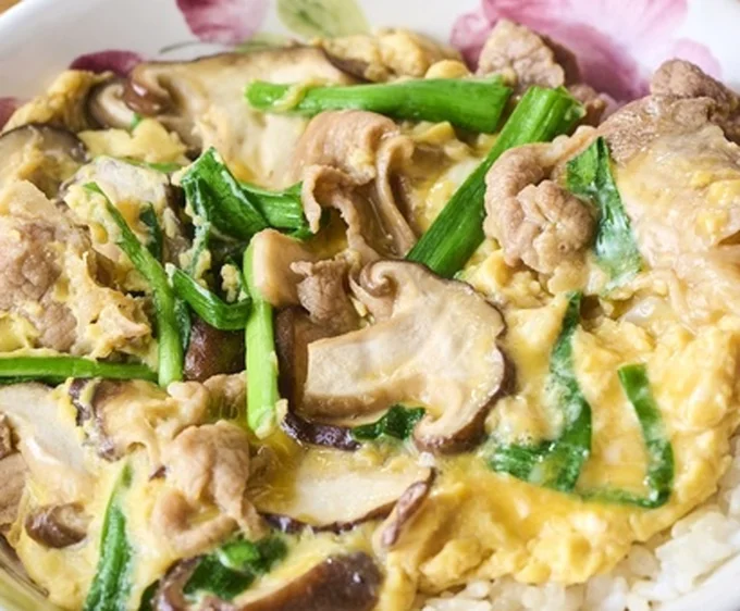 「豚こまの卵とじ丼」