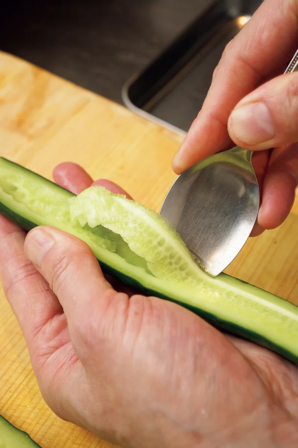 きゅうりは種を取っておくと、炒めても水っぽくならない