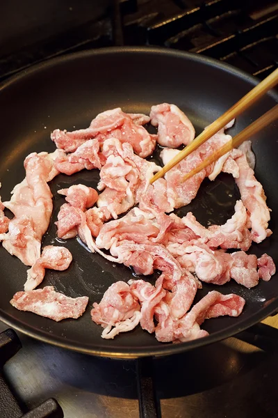 豚肉に片栗粉をまぶすと味がよくからむ