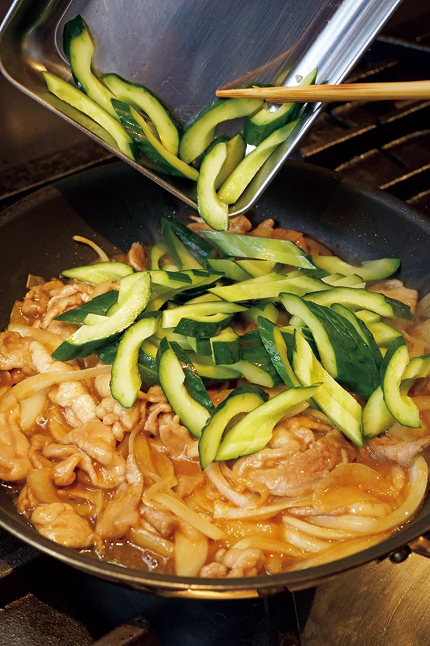 きゅうりは最後に加えて温める程度に炒めて