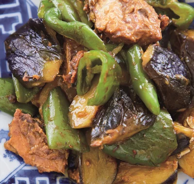 さば缶に冷蔵庫の野菜をあわせてボリュームたっぷりのひと皿に「さばとなすのみそ炒め」