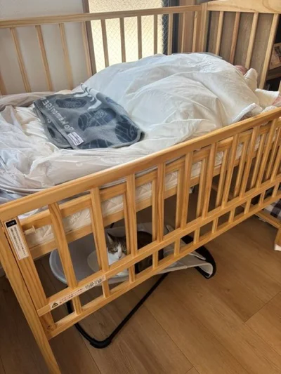 ベビーベッドの陰にいたのでした▶赤ちゃんが気になる…？（⇒次へ）