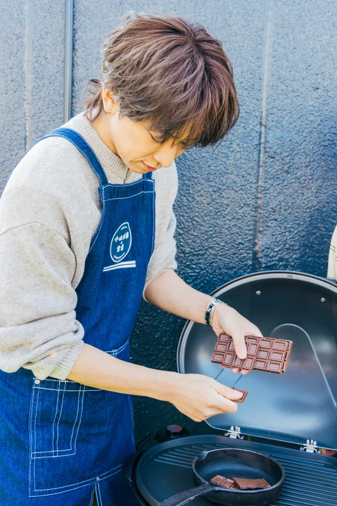 チョコレートを砕く小山さん