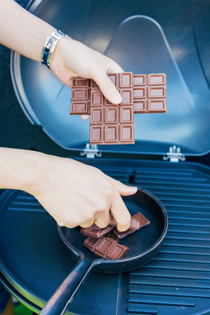 チョコレートを溶かす際はスキレットが活躍