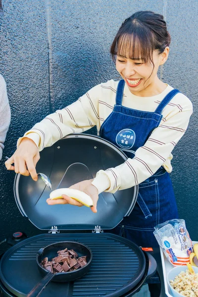 バナナの切り方をレクチャー中