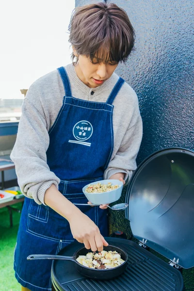 チョコレートとグラノーラを合わせる小山さん