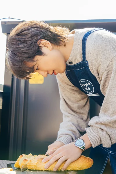 パンを切るだけで絵になってます…！