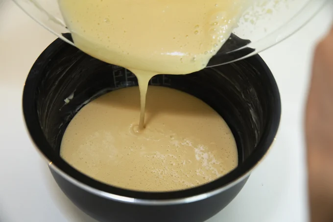 (5)炊飯器の内釜に薄くバターを塗る。(4)を流し入れ、通常炊飯で炊く。竹串を刺して生の生地がついてこなければできあがり。
