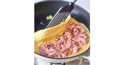 豚こまを卵液で包んで焼くと、ジューシー