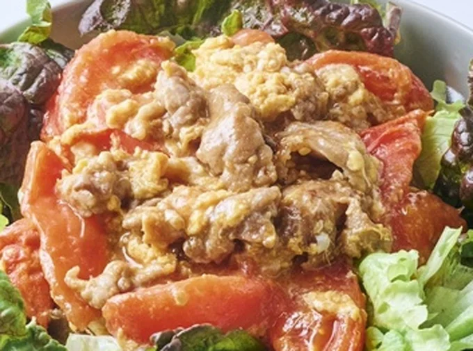 豚こまの卵炒めのっけサラダ