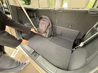 後部座席を前にスライドするとこの広さに！