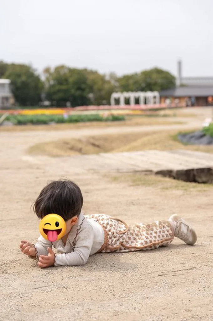 イヤイヤした後の砂遊び▶あんなに泣いていたのにもう楽しそう（⇒次へ）