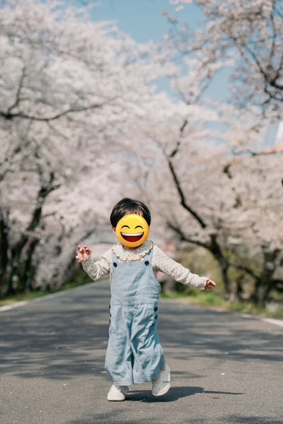 ご機嫌な息子さん▶満開の河津桜の中で（⇒次へ）