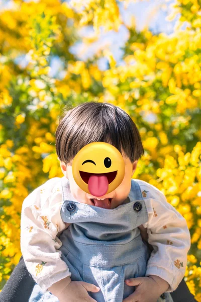 春めいた一枚▶イヤイヤも可愛いけれど、嬉しそうなポーズも絵になる！（⇒次へ）