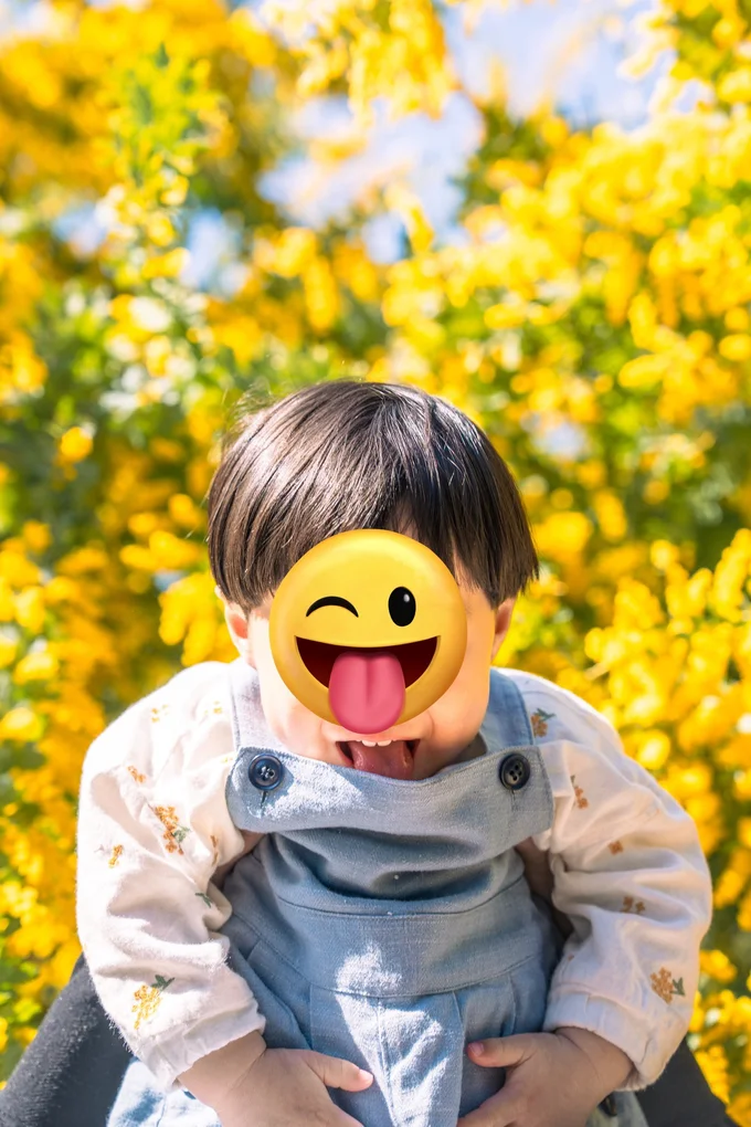 春めいた一枚▶イヤイヤも可愛いけれど、嬉しそうなポーズも絵になる！（⇒次へ）