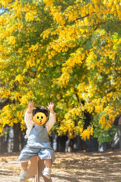 ご機嫌でポーズ！▶菜の花畑での息子さん（⇒次へ）