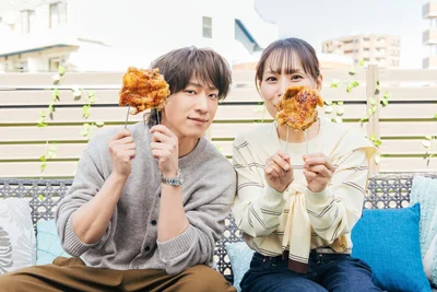 2人の顔が隠れそうなほどのビッグ焼き鳥！