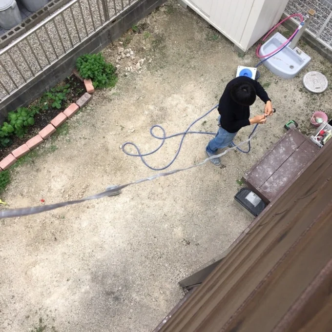 ホースを庭から引き上げる　▶これでお水を使える