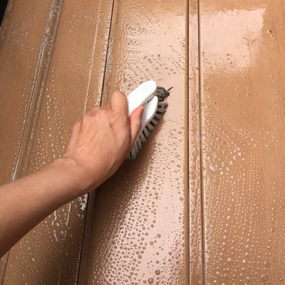 水&ウタマロを使ってブラシでこする　▶ついでに