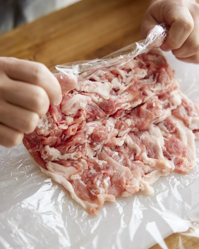 豚こま肉を少しずつ重ねて20×20cm幅に並べる