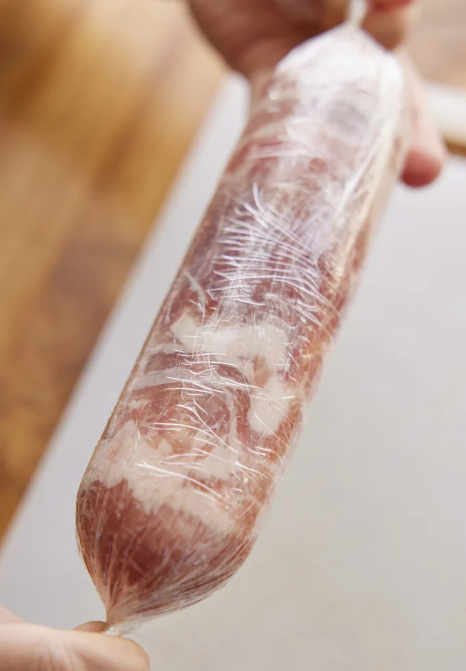 両端をギュッとねじって留める