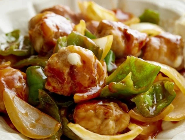 チーズが入った豚こまが斬新！「モッツァレラ入り酢豚」