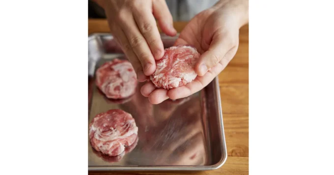 ひと口カツに小判形に整える