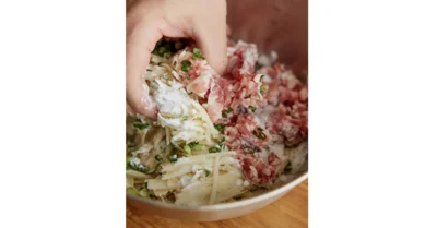 豚こまを刻むと、ひき肉感覚で使える！