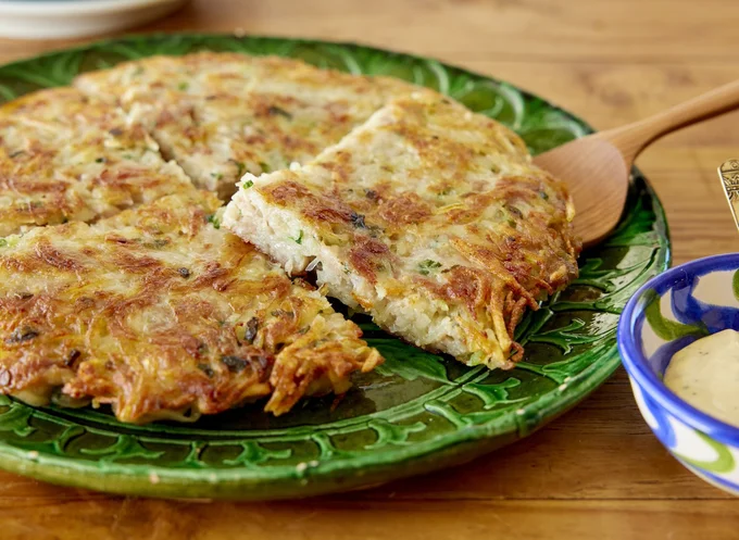 刻んだ豚こまとじゃがいもで、おもてなしにも向くガレットに